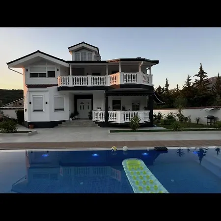 Vini Luxury Villa Tiran
